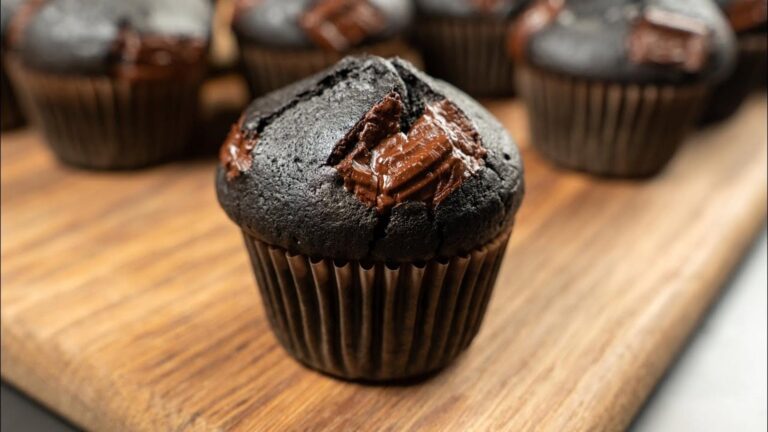 Questo semplice gesto trasformerà i tuoi muffin al cioccolato in un dessert da urlo…