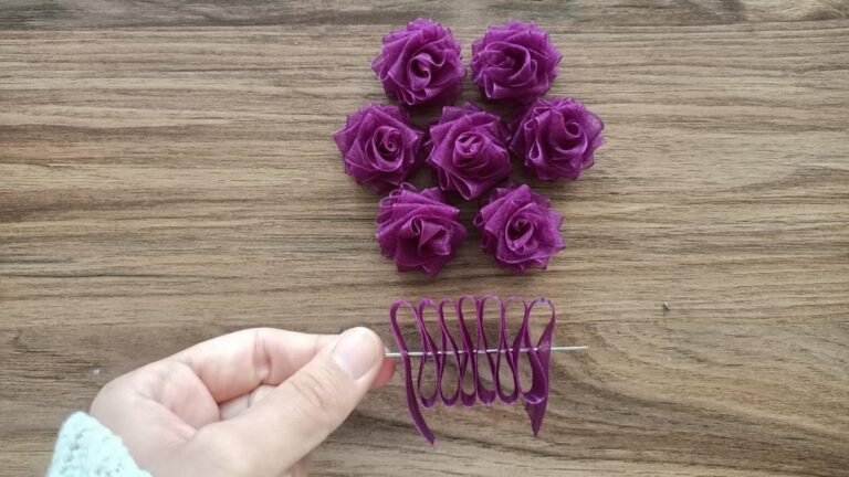 Questo semplice gesto trasforma un nastro in un fiore straordinario… scoprilo subito!