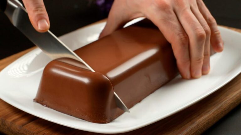 Questo semplice gesto trasforma latte e cioccolato in un dessert da sogno…