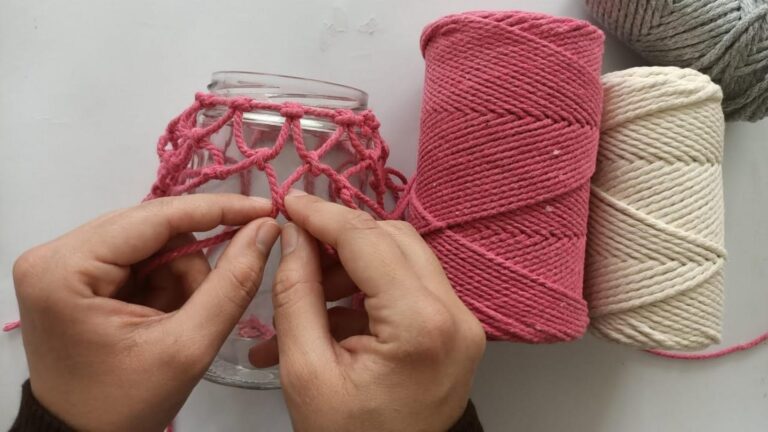 Questo semplice gesto trasforma barattoli in decorazioni uniche… Scopri come farlo!