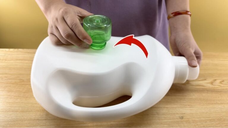Questo semplice gesto trasforma la bottiglia di detersivo in un alleato in cucina…